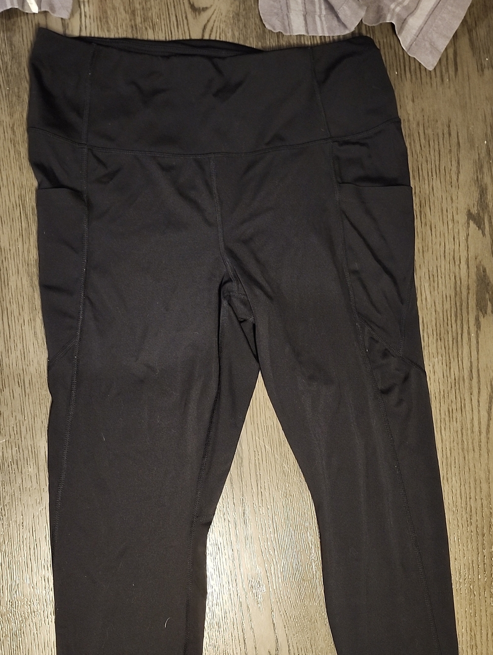 High-Waist Black Performance Leggings with Side Pockets